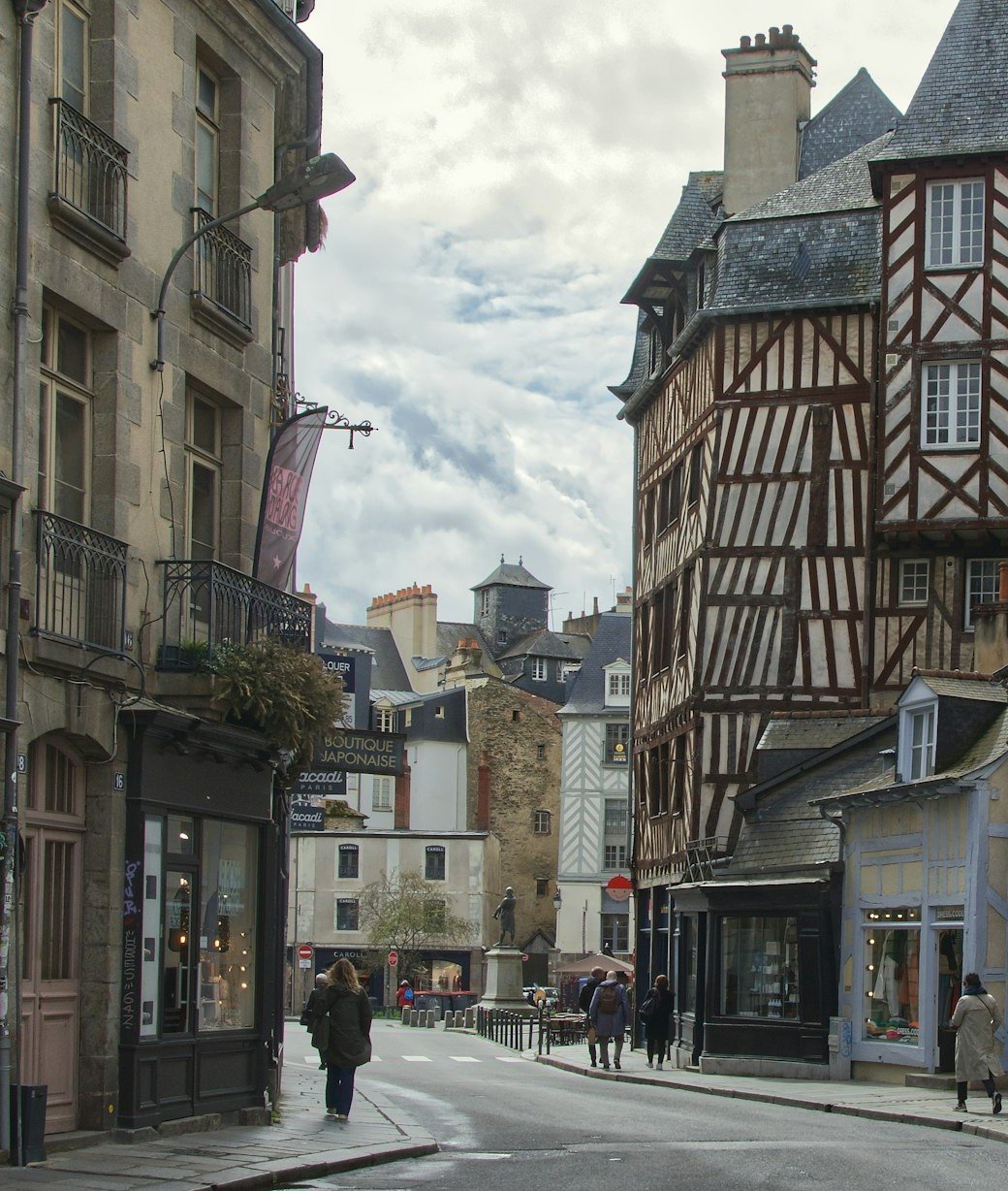 Une rue du centre historique de Rennes et ses maisons à pans de bois