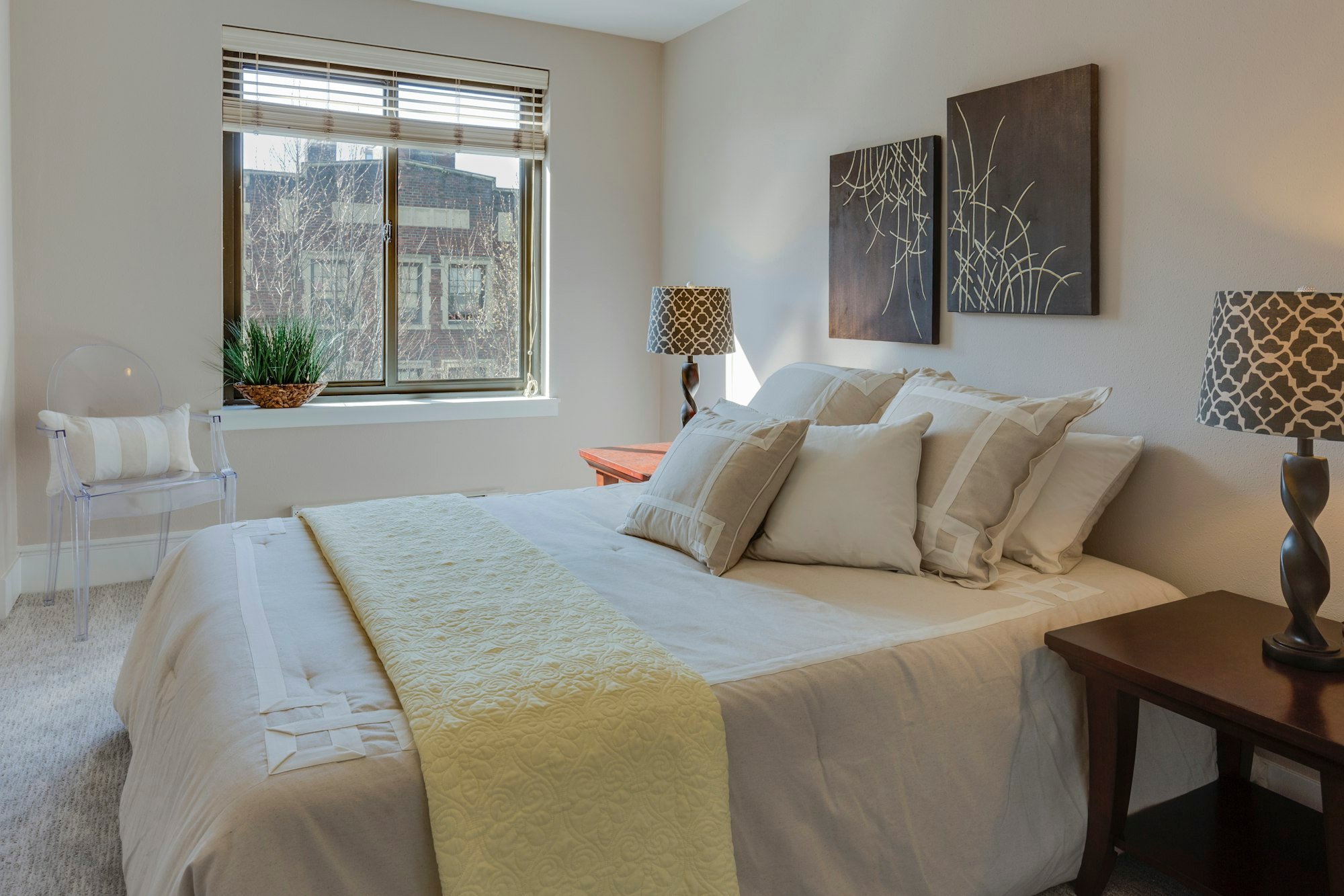 Une chambre claire avec un grand lit et des lampes de chevet