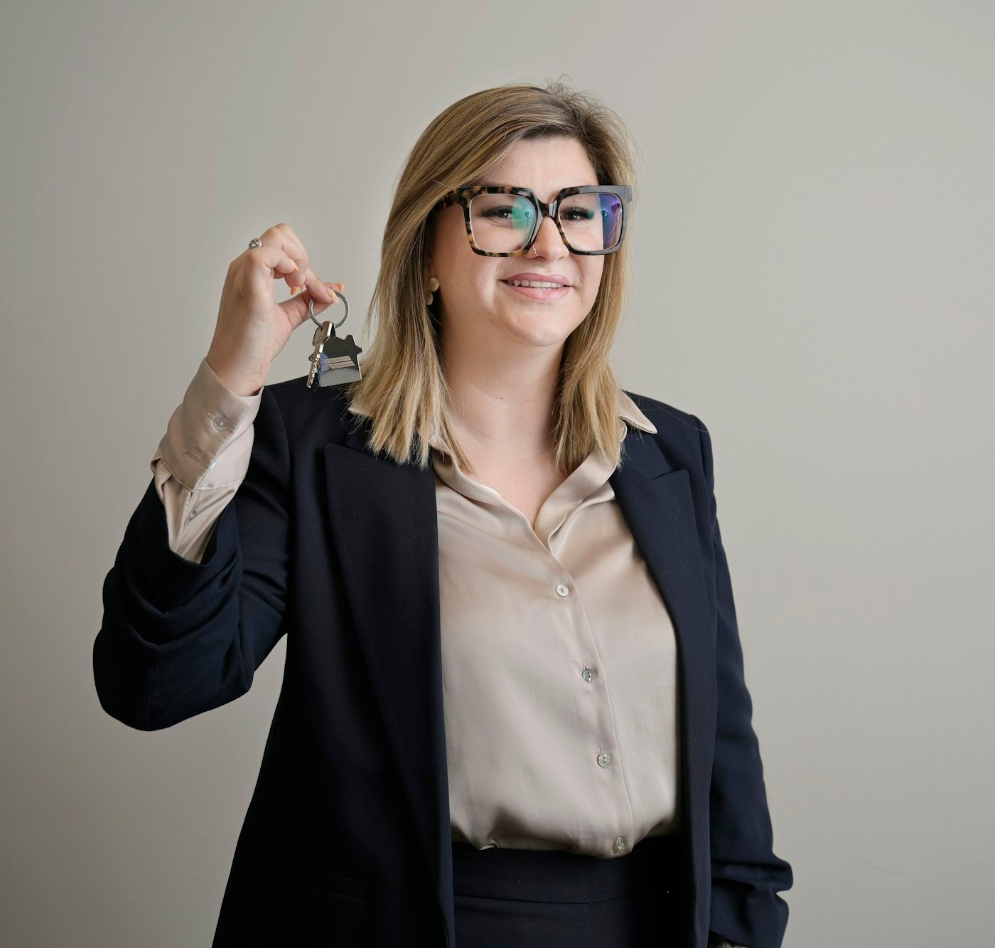 Hélène Le Gall, fondatrice de l’agence Belle-Rive, tient un trousseau de clés